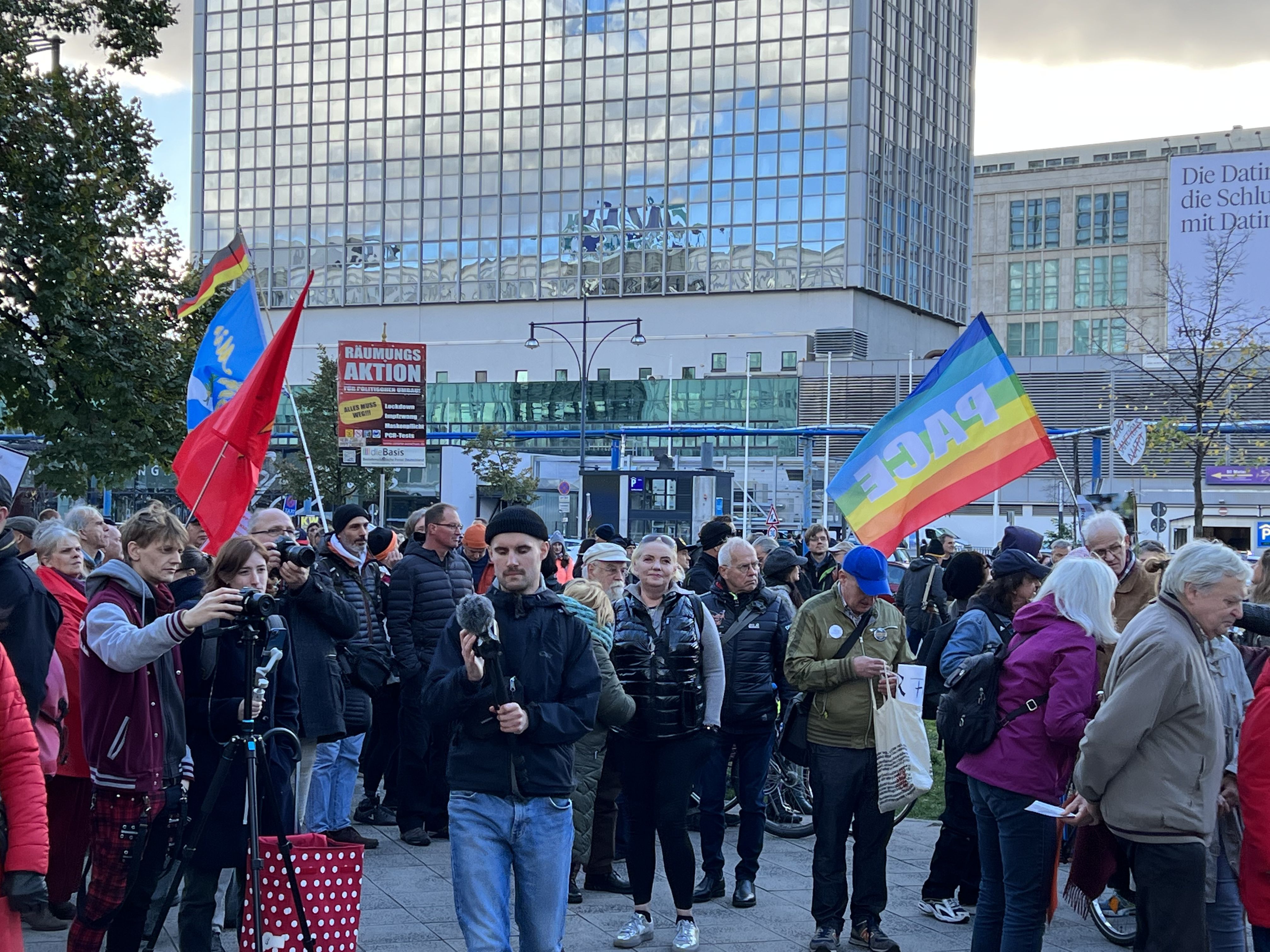 Berlin, Überlingen, Baden-Baden, Konstanz. Free Assange! Es wird eng!