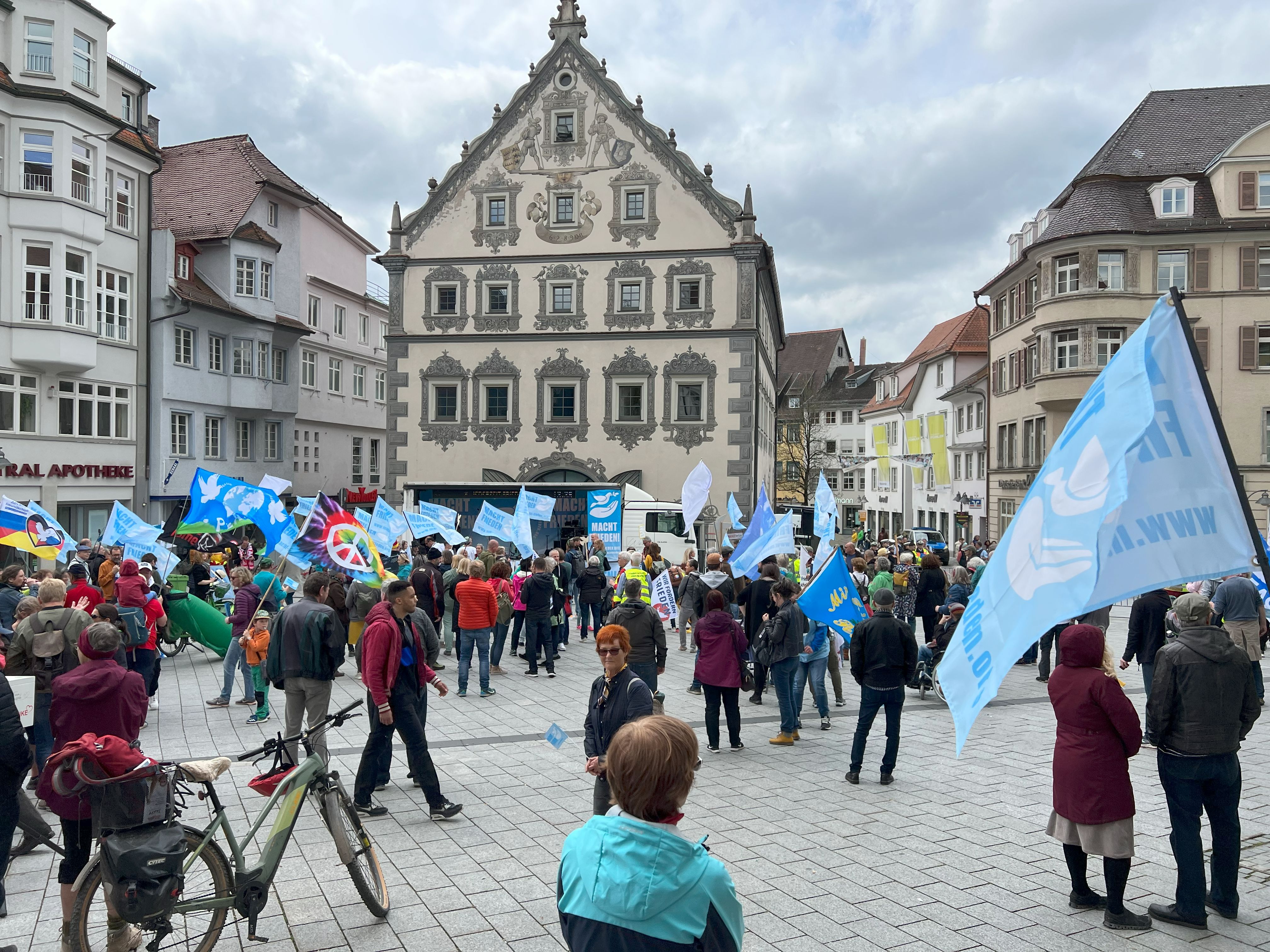 400 Menschen wollen Frieden, 40 "Omas" protestierten dagegen.
