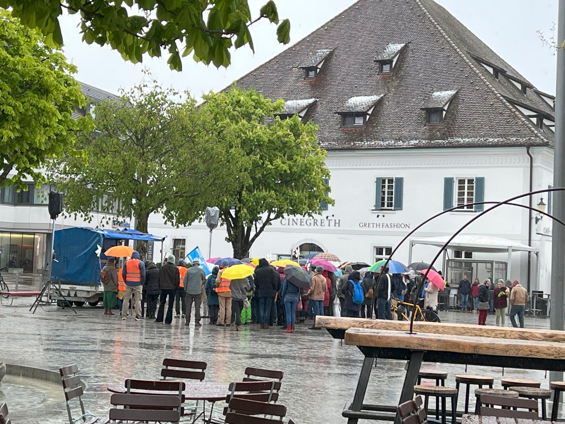 100 für Frieden. Rechthaberei statt Rechtsextrem.