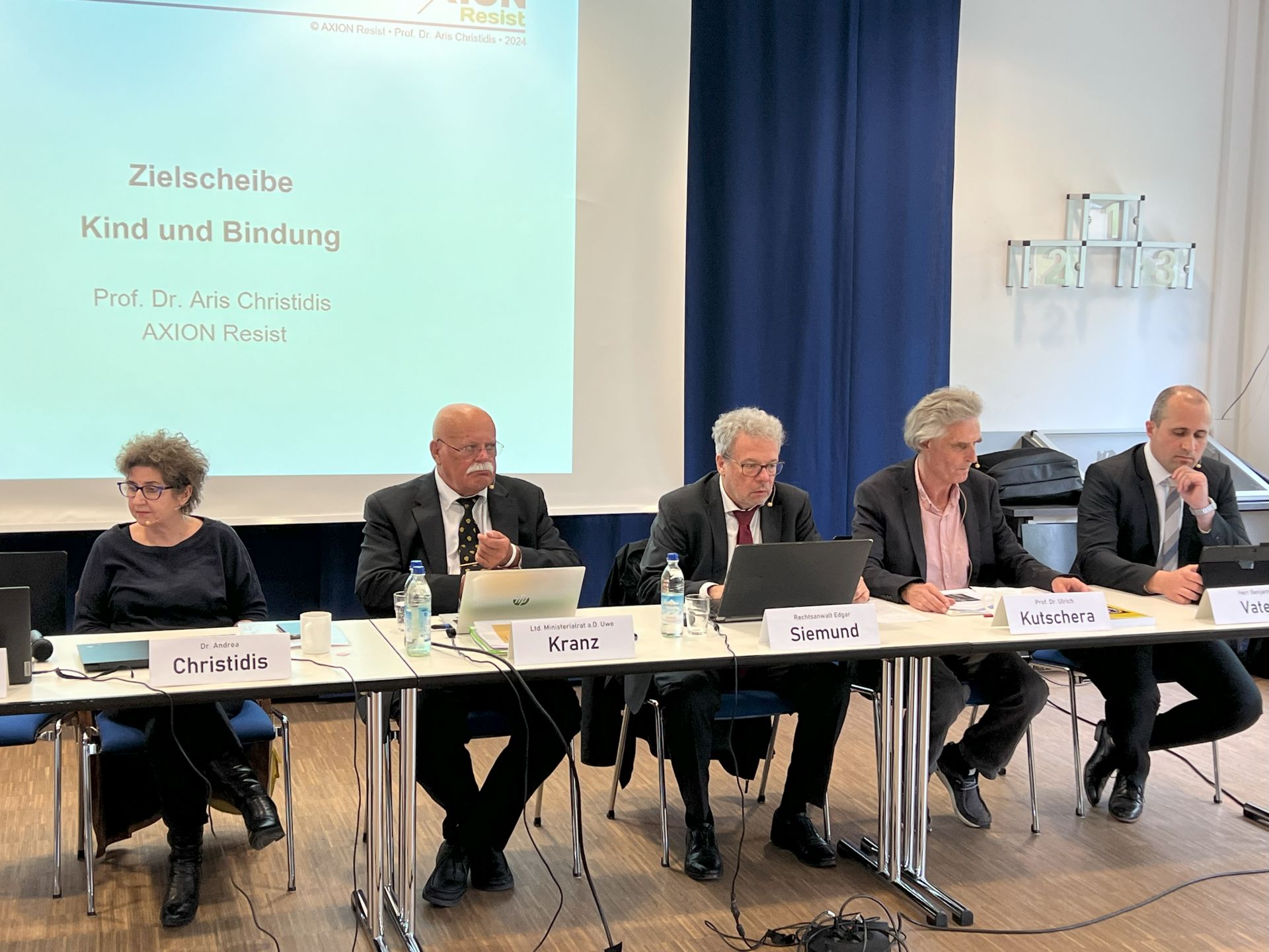 "Der Schlüssel zur Macht ist der Zugriff auf das Kind“, Pressekonferenz von "Axion Resist“.