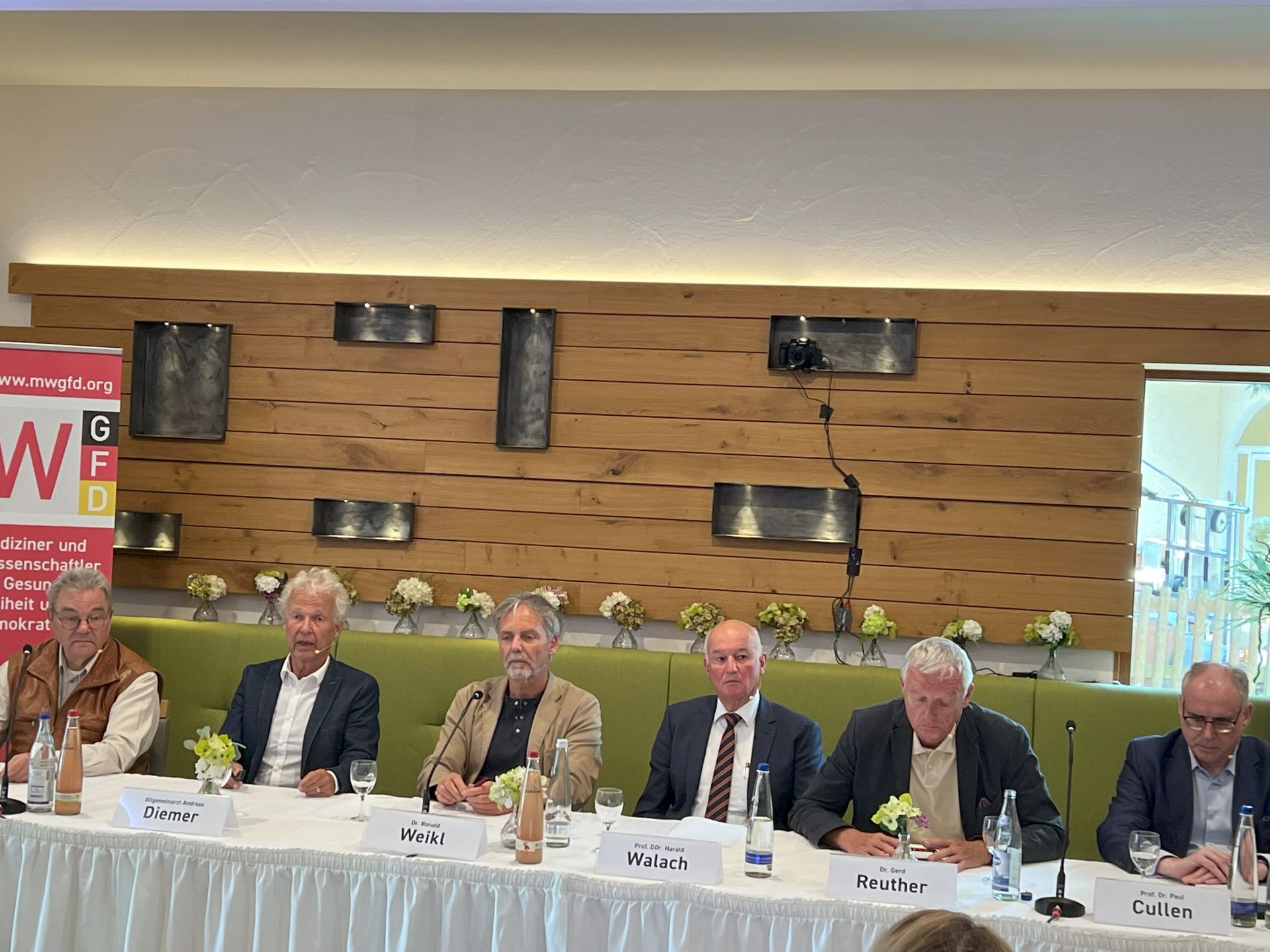 Andreas Diemer. Arzt. Dipl. Physiker: Wie wirksam sind Impfungen? Kaffeesatzlesen im 21. Jahrhundert.