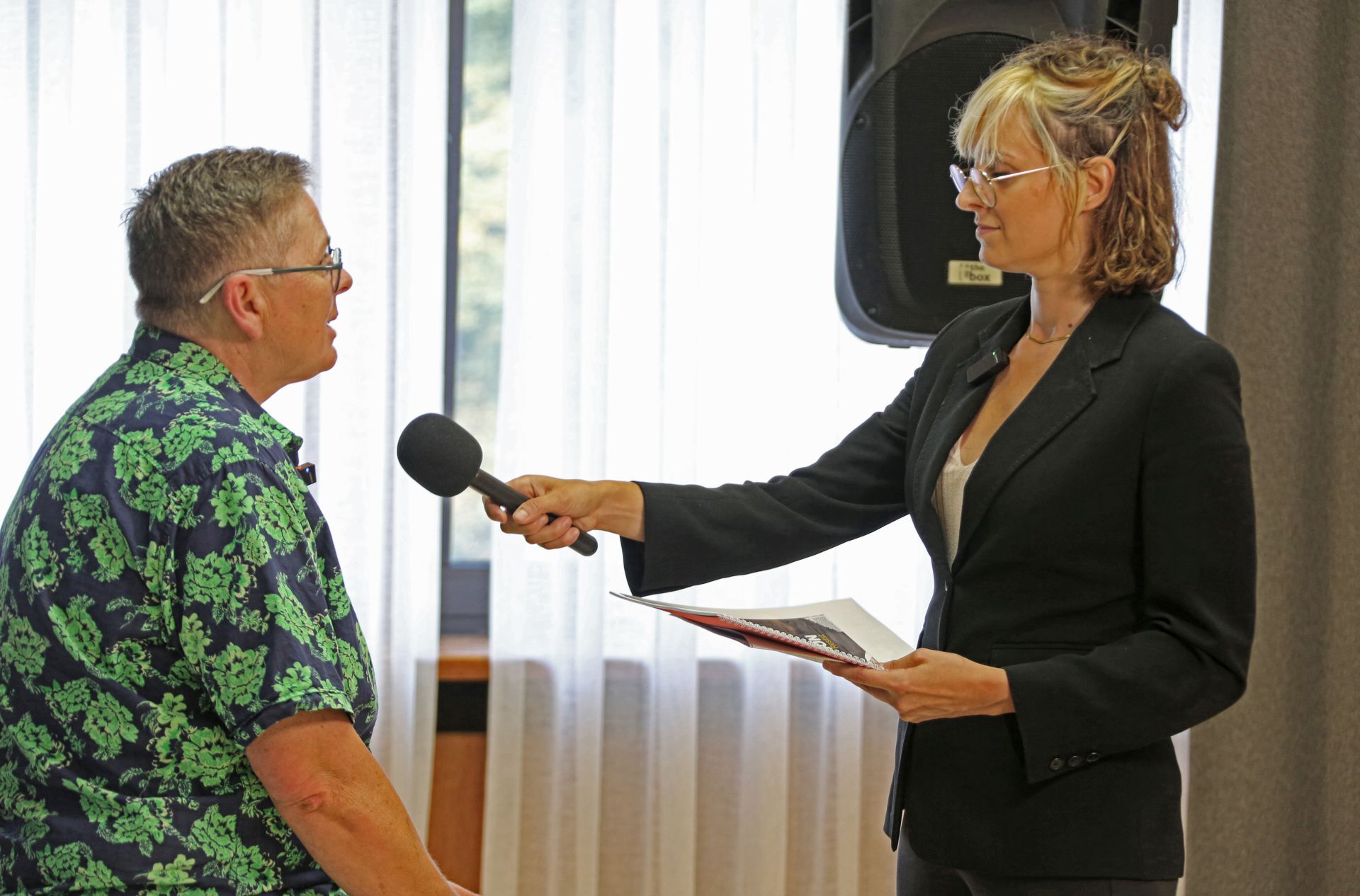 Verräterische Helden. Stef Manzini. Journalistin.