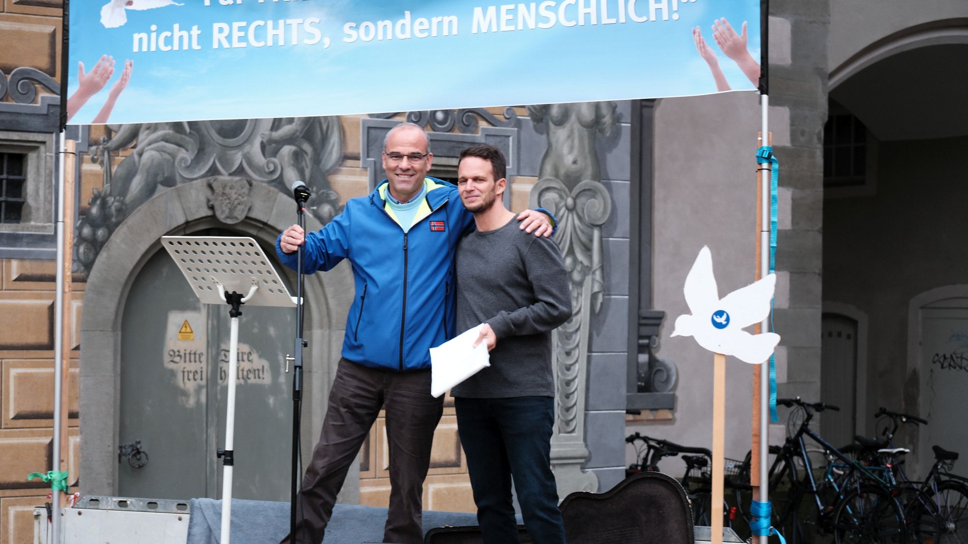 Friedensdemo mit Gegendemo.