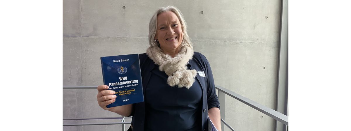 Ursula von der Leyen bestellt mal salopp bei ihrem “Schatzilein” Impfdosen für Milliarden. Beate Bahner im Interview mit stattzeitung.org.