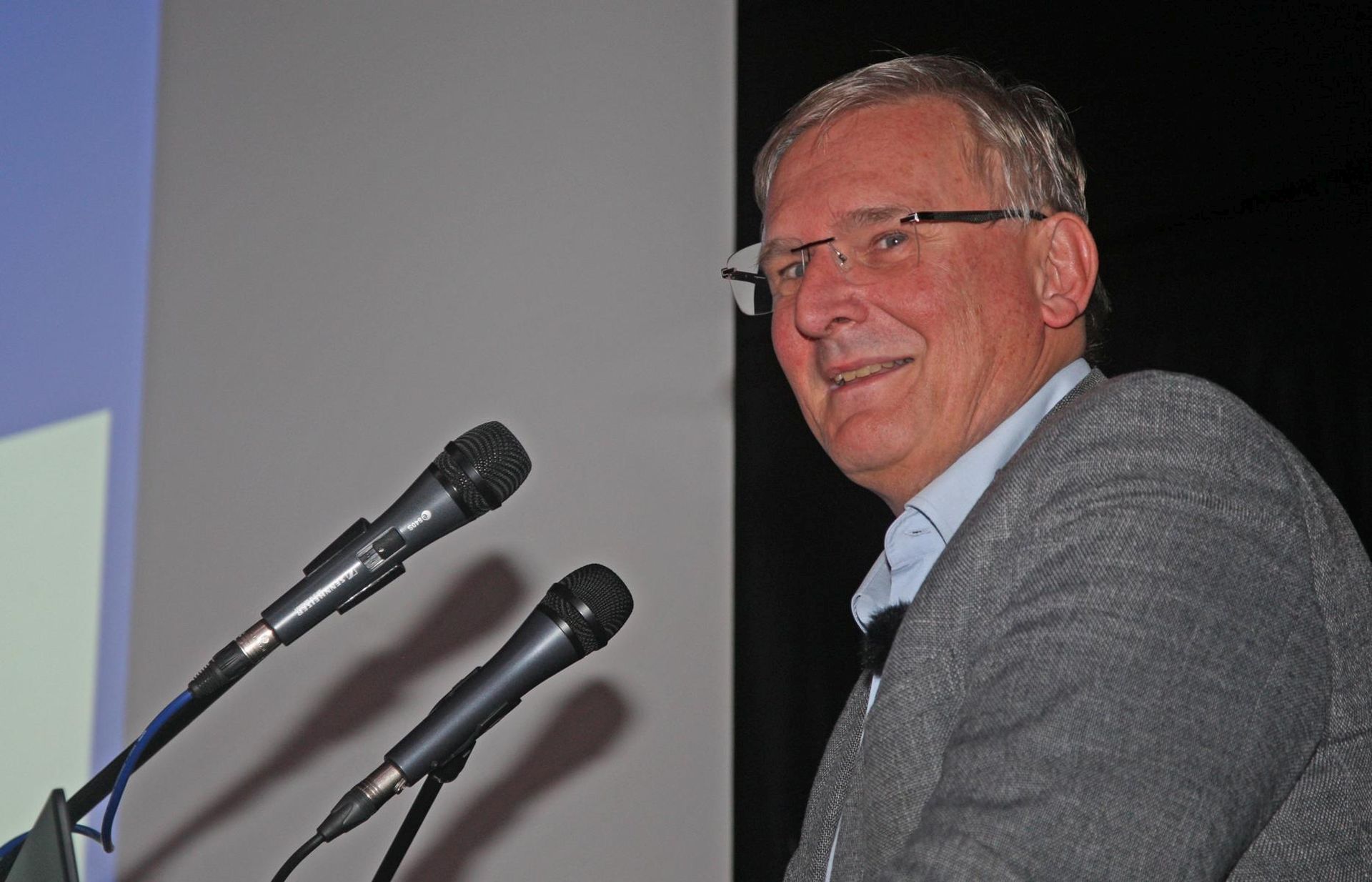 Die “Geimpften” sind Versuchskaninchen. Die AfD verspricht Aufarbeitung. Dr. Hannes Strasser.