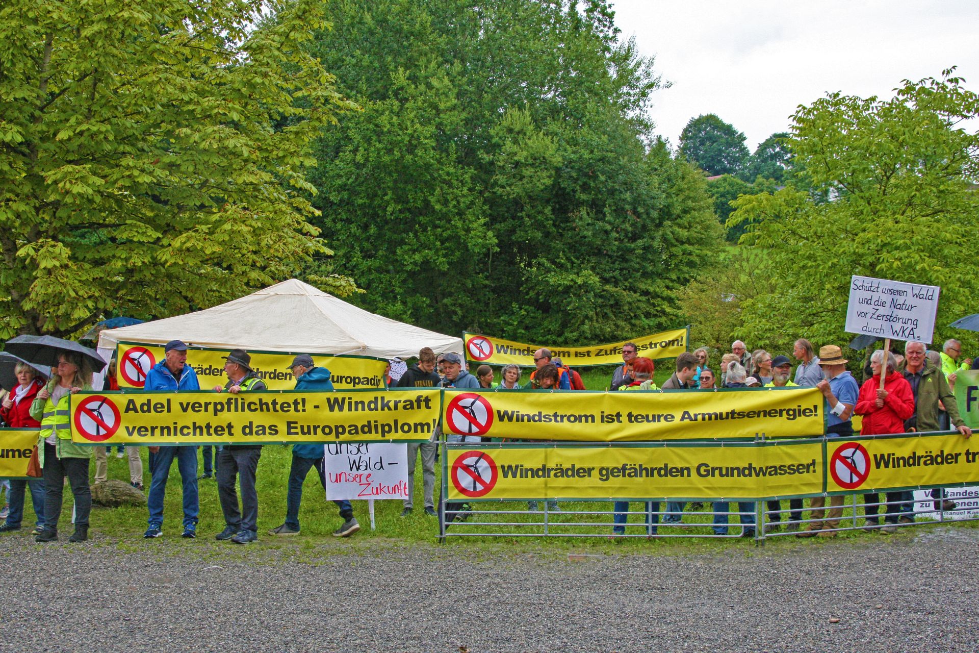 Windräder im Wald: Stätten des Grauens.