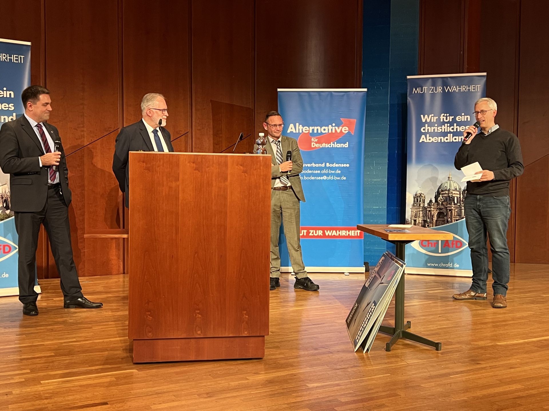 AfD diskutiert mit Antifa. Omas können von Enkeln lernen.