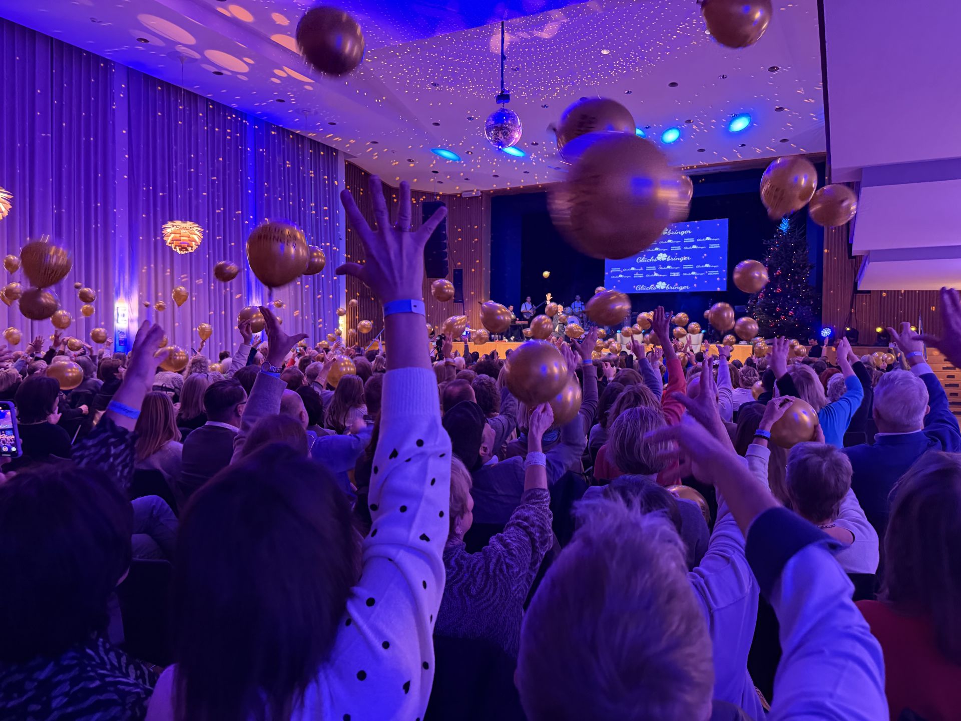 Jeder ist seines Glückes Schmied. Der Glücksbringer-Kongress von Thomas Eglinski.